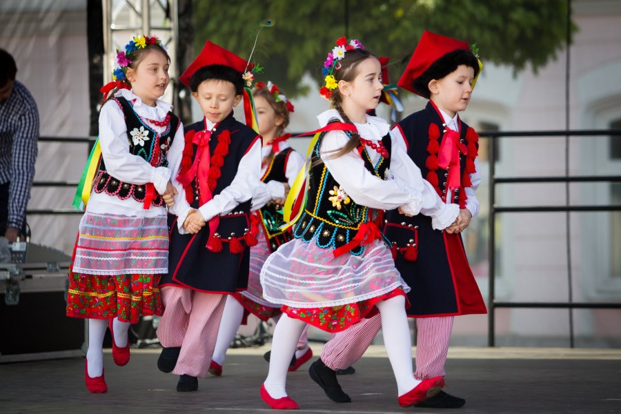 Przedszkolaki z biało-czerwoną