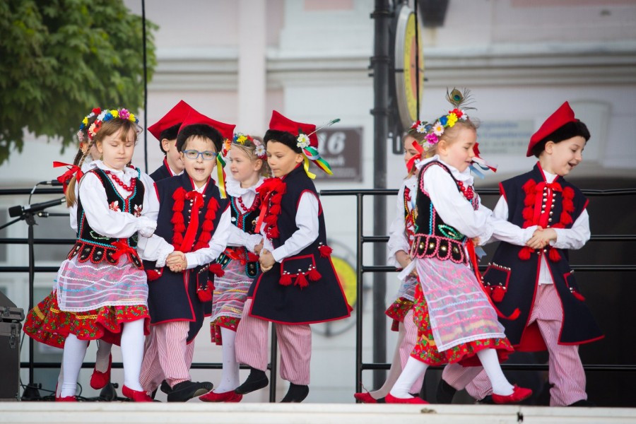 Przedszkolaki z biało-czerwoną
