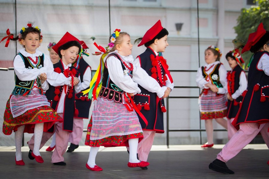 Przedszkolaki z biało-czerwoną