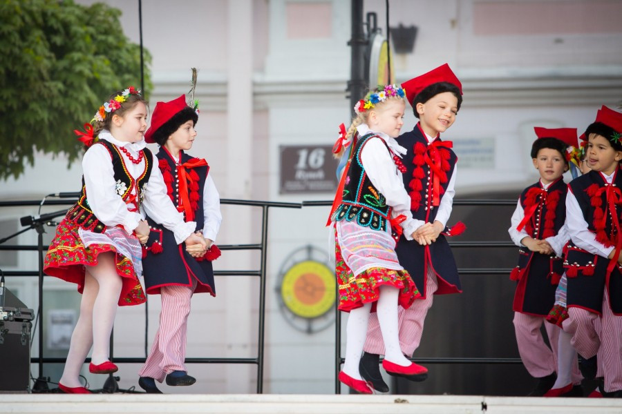 Przedszkolaki z biało-czerwoną