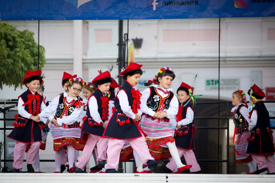 Przedszkolaki z biało-czerwoną