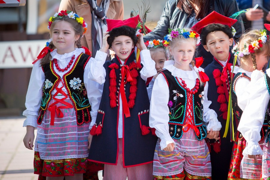 Przedszkolaki z biało-czerwoną