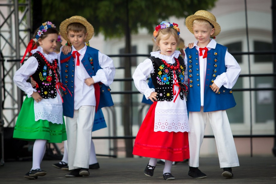 Przedszkolaki z biało-czerwoną