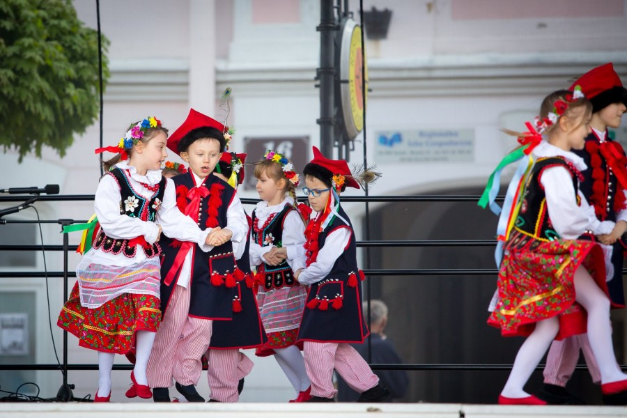 Przedszkolaki z biało-czerwoną