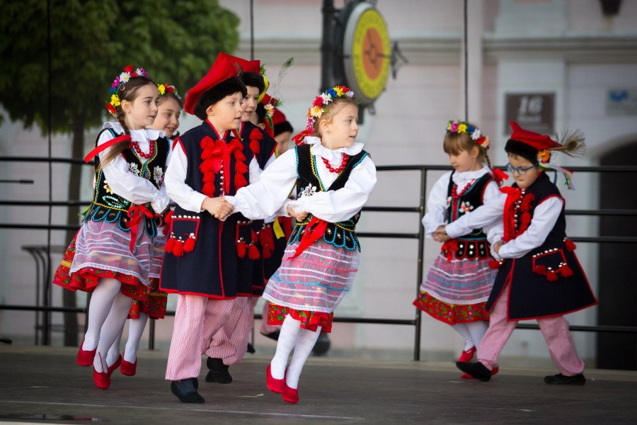 Przedszkolaki z biało-czerwoną