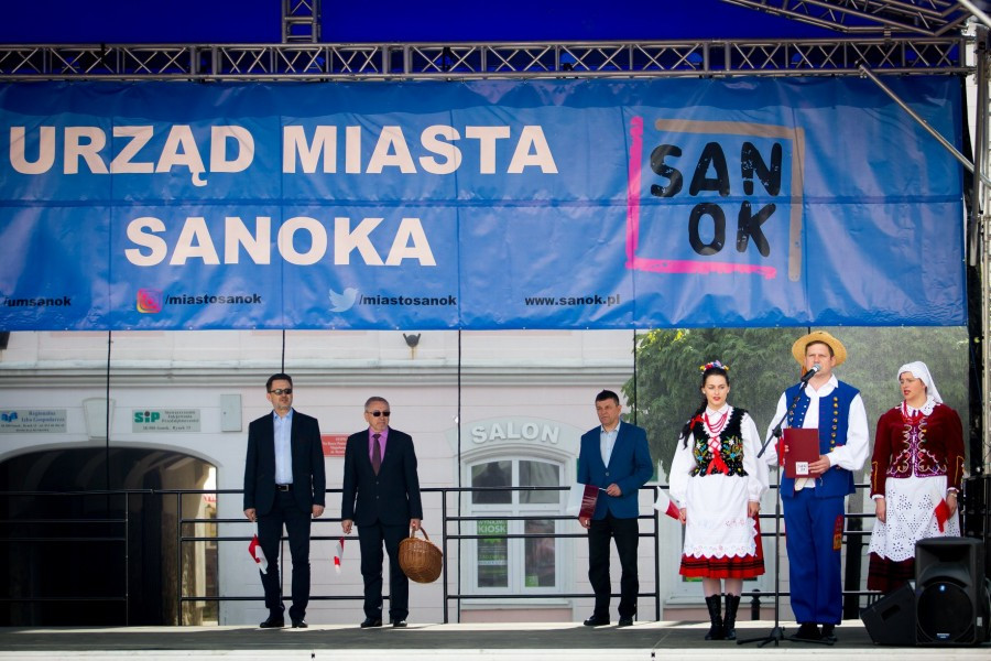 Przedszkolaki z biało-czerwoną