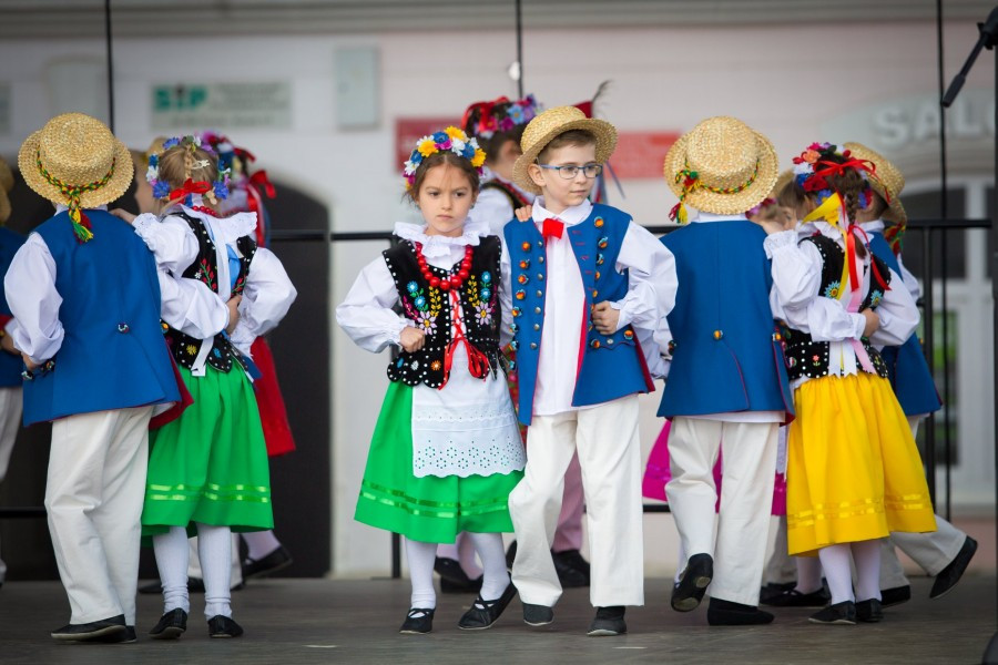 Przedszkolaki z biało-czerwoną