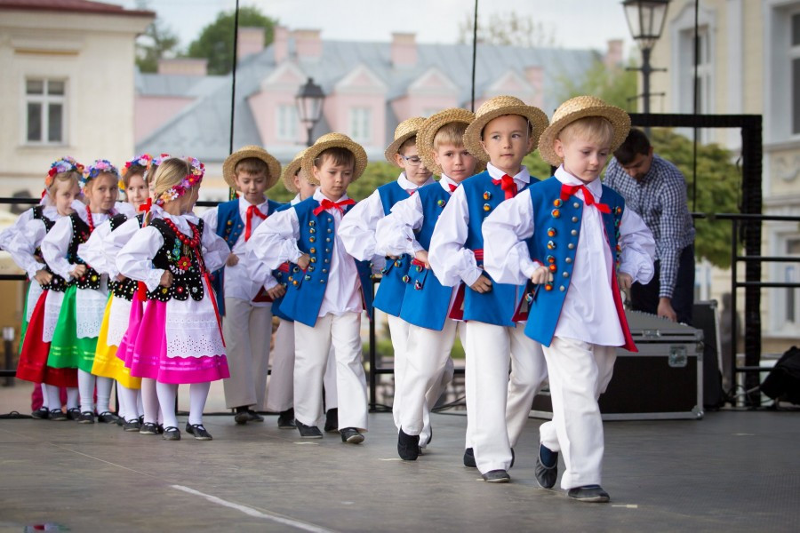 Przedszkolaki z biało-czerwoną