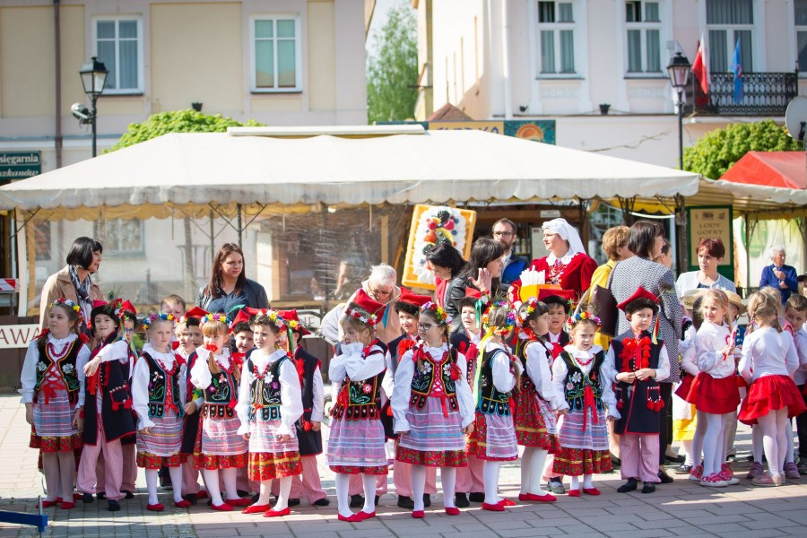 Przedszkolaki z biało-czerwoną