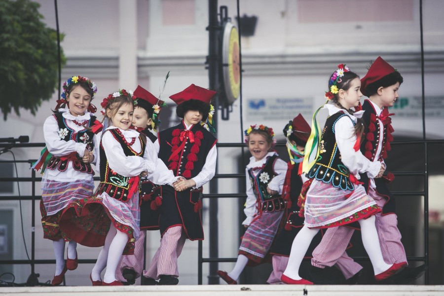 Przedszkolaki z biało-czerwoną