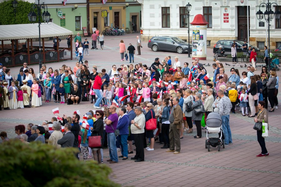 Przedszkolaki z biało-czerwoną