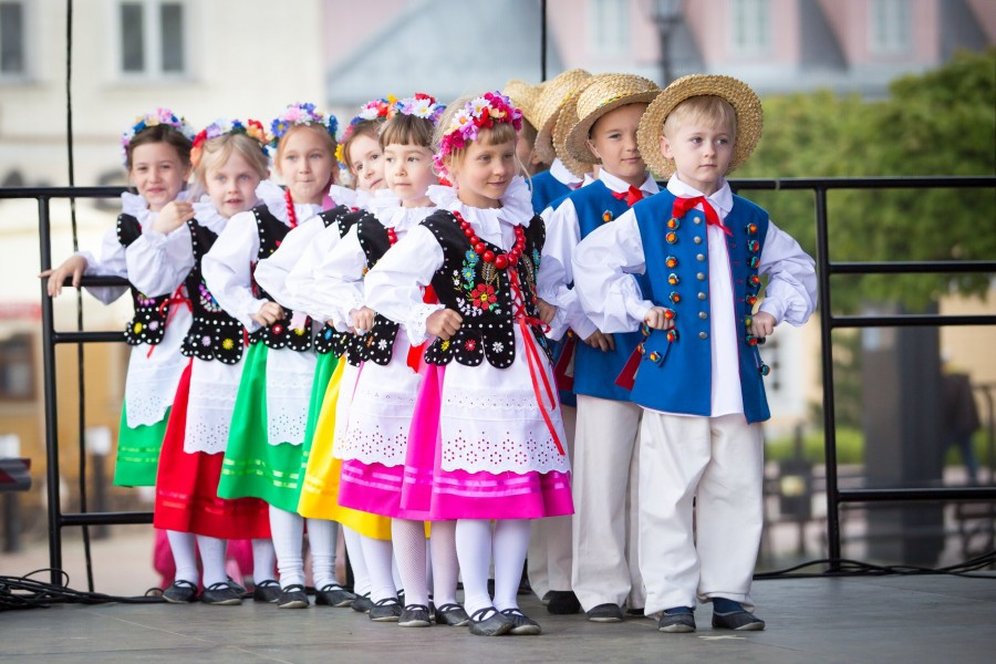 Przedszkolaki z biało-czerwoną
