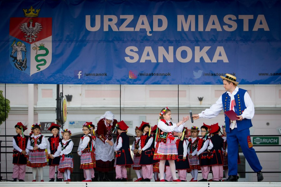 Przedszkolaki z biało-czerwoną