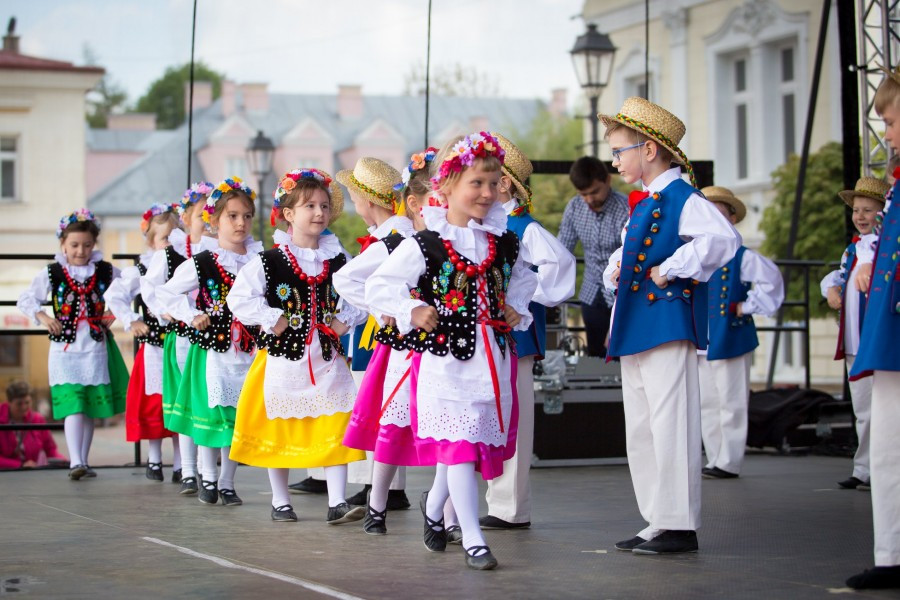 Przedszkolaki z biało-czerwoną