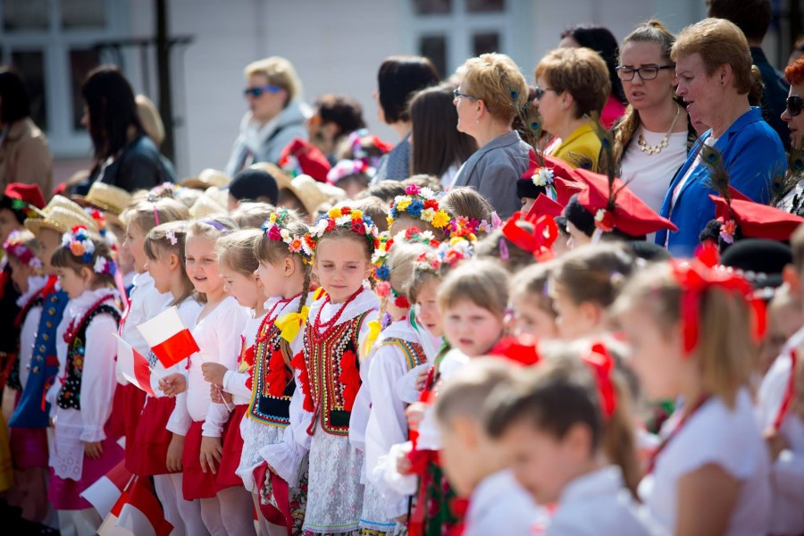 Przedszkolaki z biało-czerwoną