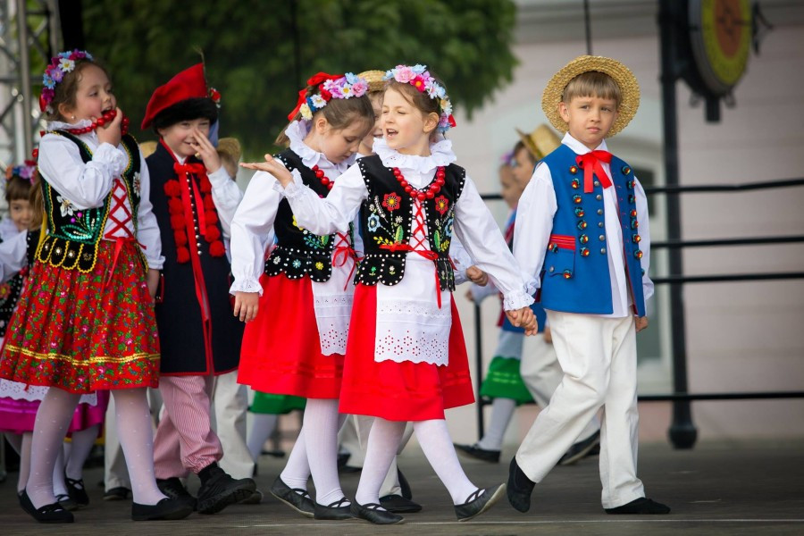 Przedszkolaki z biało-czerwoną