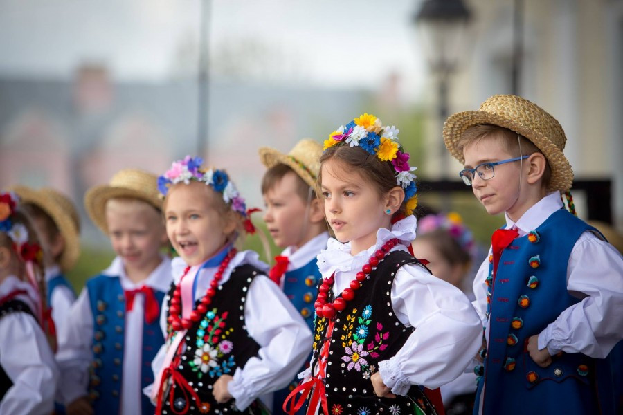 Przedszkolaki z biało-czerwoną