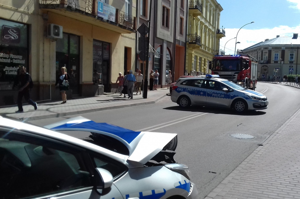 Raniona kobieta, pościg policji i rozbity radiowóz