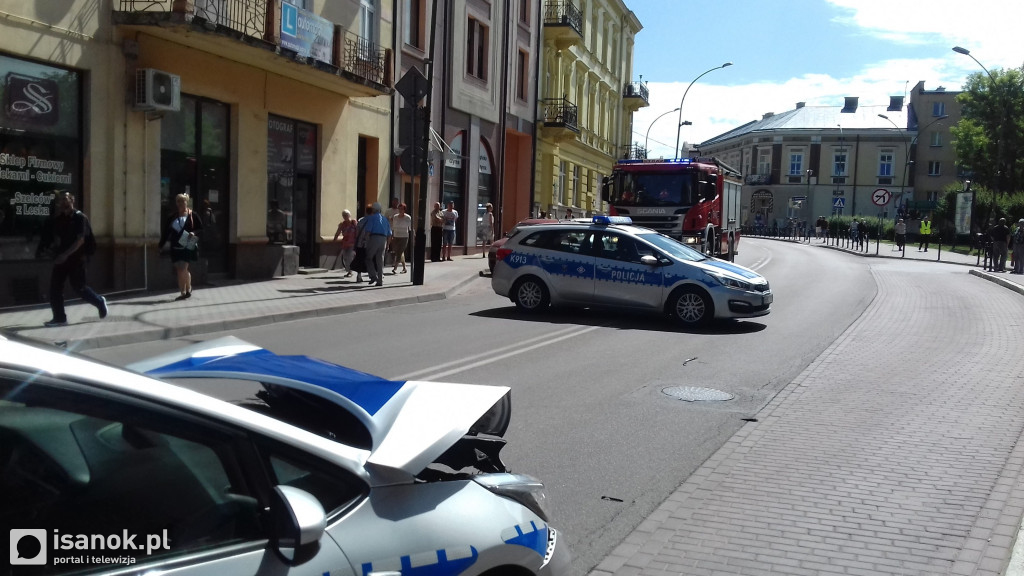 Raniona kobieta, pościg policji i rozbity radiowóz