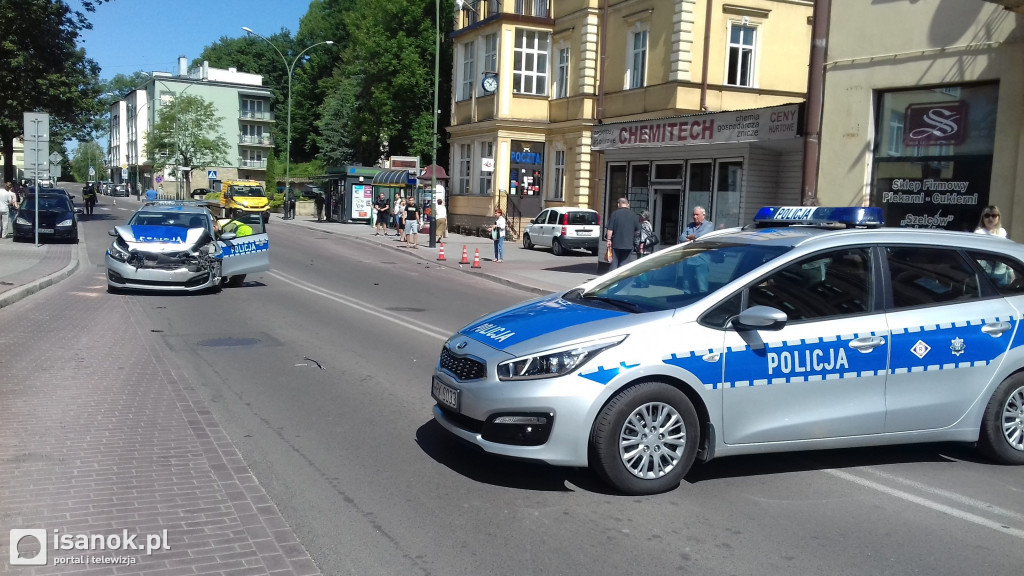 Raniona kobieta, pościg policji i rozbity radiowóz