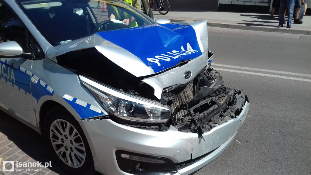 Raniona kobieta, pościg policji i rozbity radiowóz