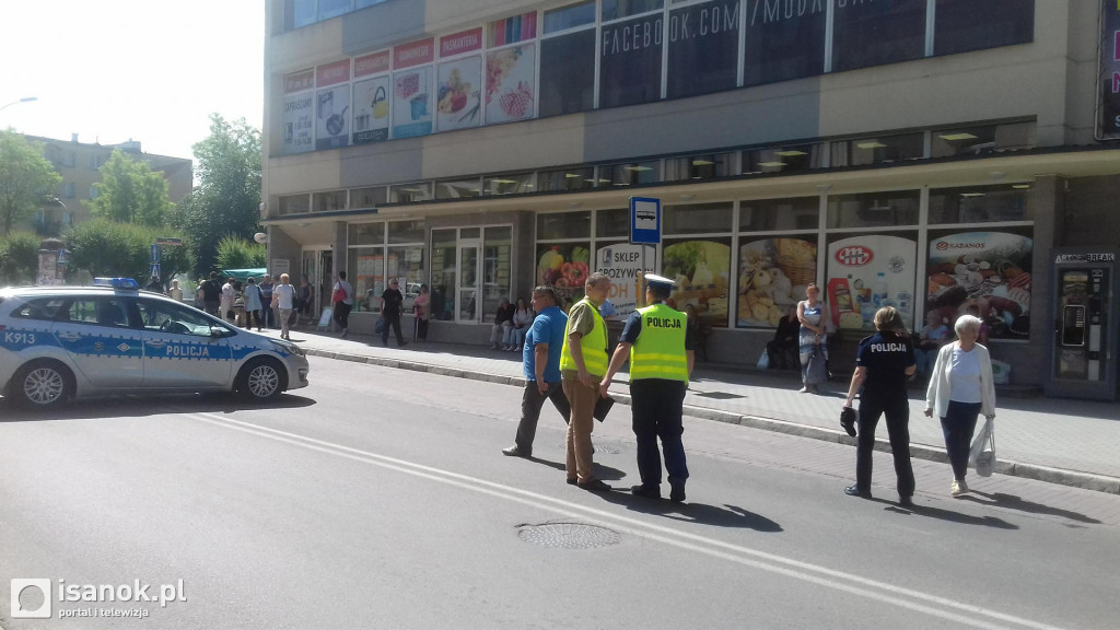 Raniona kobieta, pościg policji i rozbity radiowóz