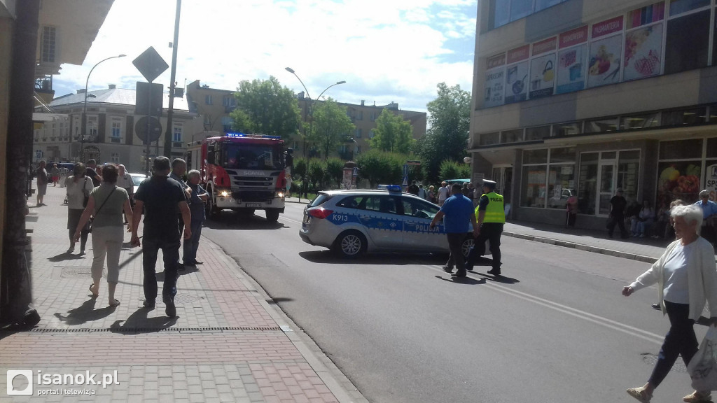 Raniona kobieta, pościg policji i rozbity radiowóz