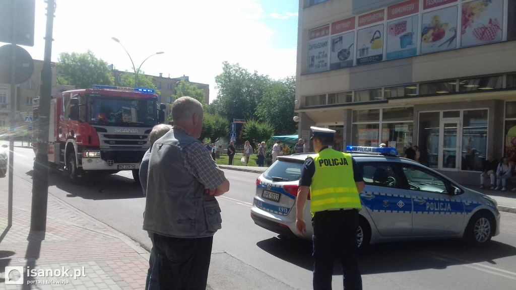 Raniona kobieta, pościg policji i rozbity radiowóz