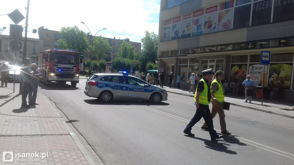 Raniona kobieta, pościg policji i rozbity radiowóz