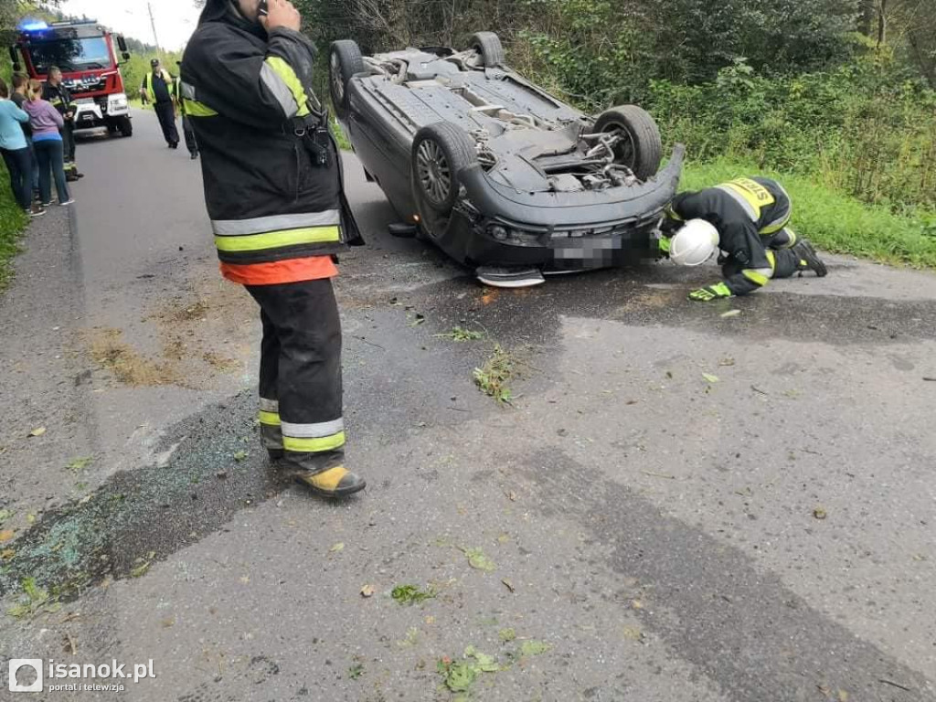 Dachowanie osobówki w Zagórzu (ZDJĘCIA)
