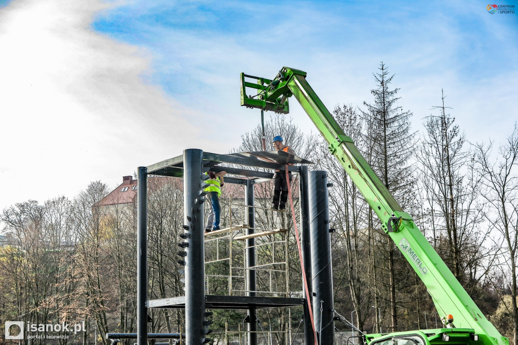 Prace na basenie postępują. Montaż zjeżdżalni - ZDJĘCIA