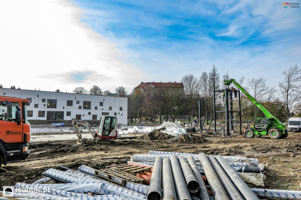 Prace na basenie postępują. Montaż zjeżdżalni - ZDJĘCIA