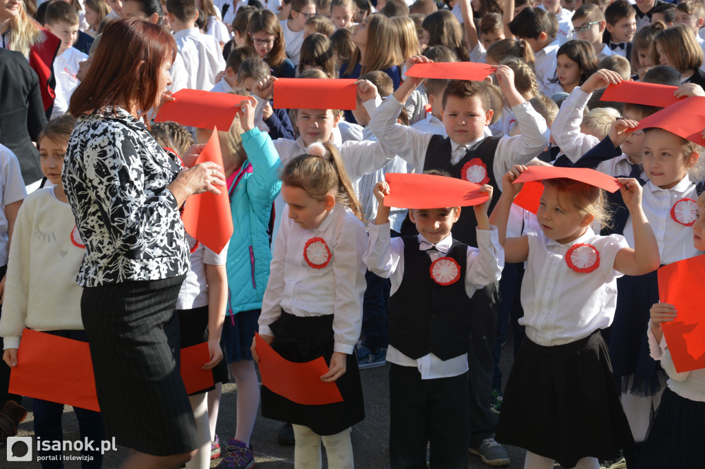 Sanocka młodzież śpiewa hymn