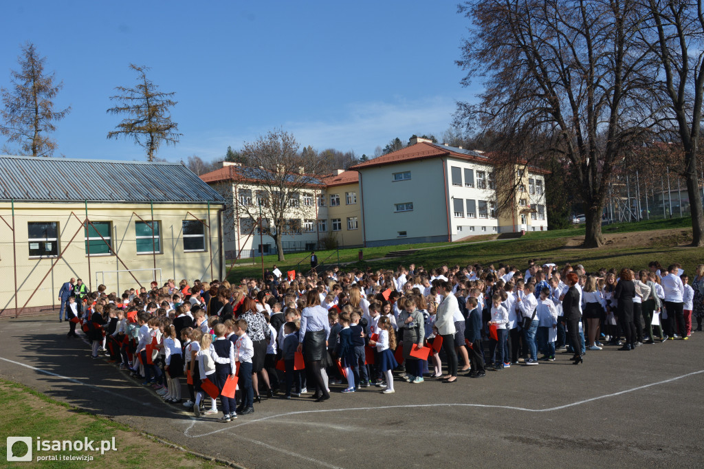 Sanocka młodzież śpiewa hymn