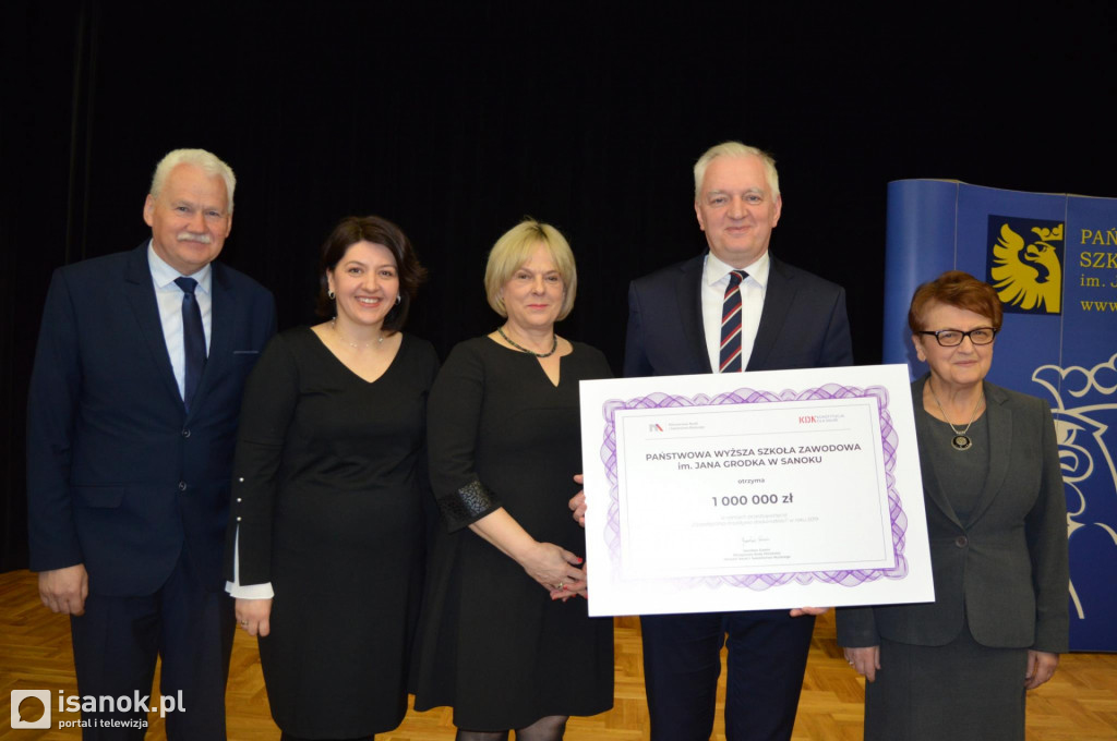 Wicepremier Gowin przywiózł milion złotych dla sanockiej PWSZ