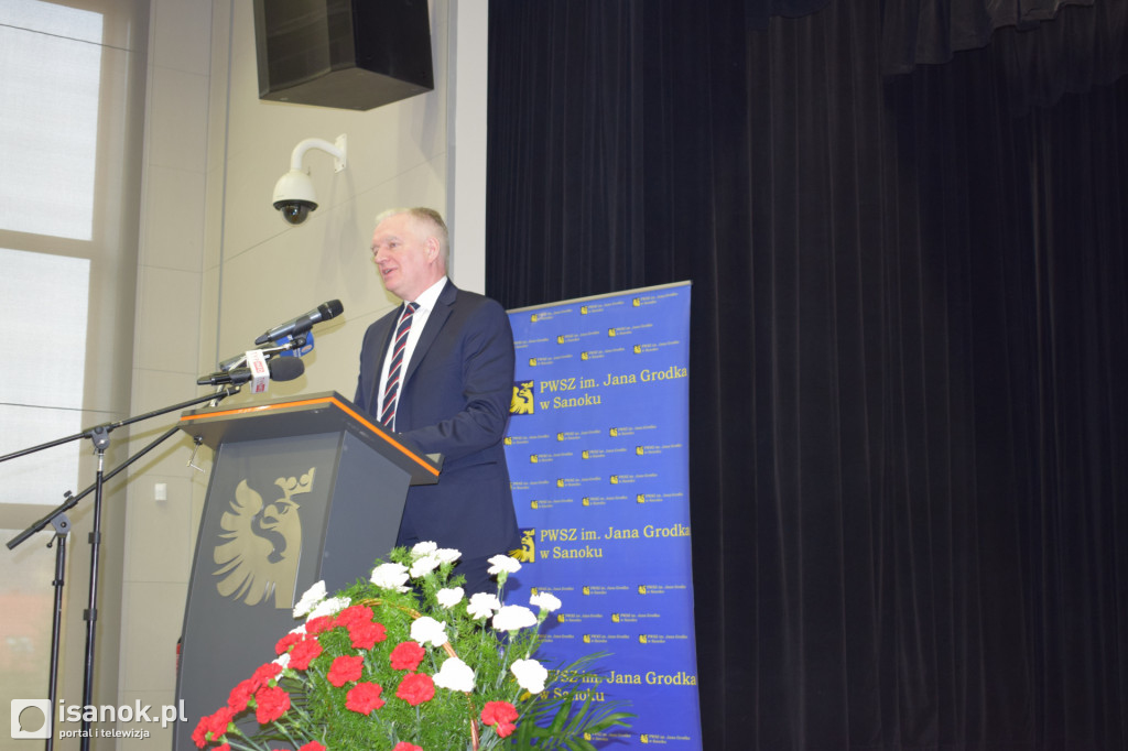 Wicepremier Gowin przywiózł milion złotych dla sanockiej PWSZ