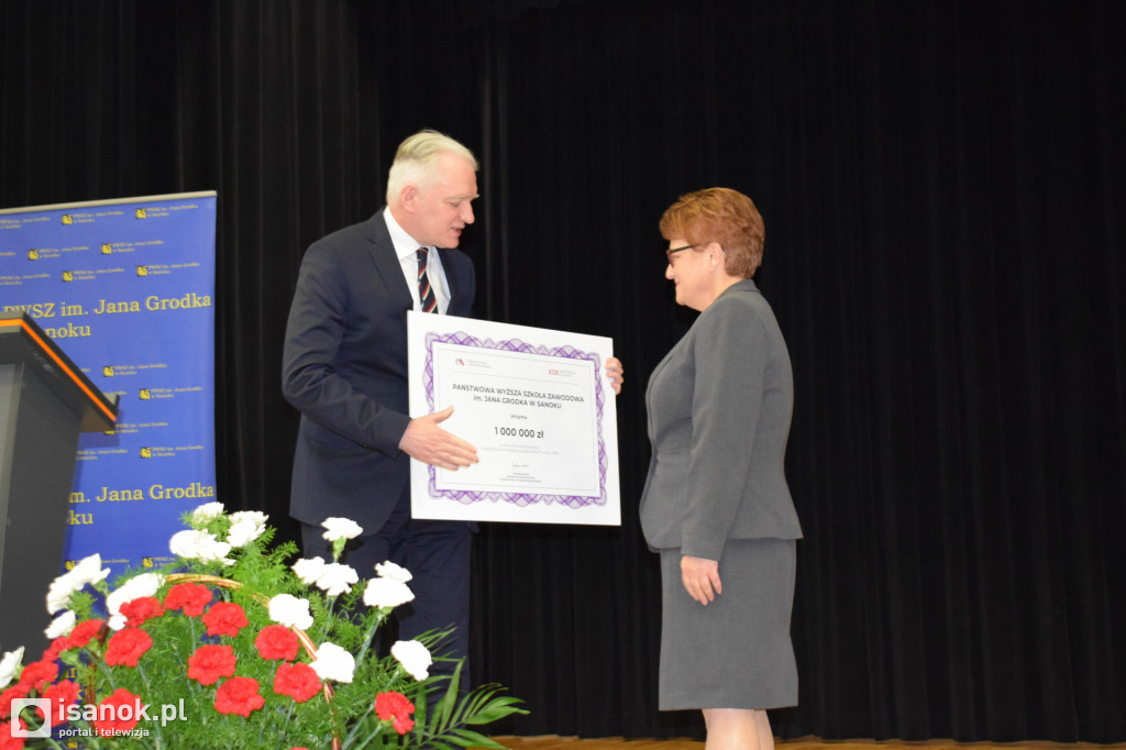 Wicepremier Gowin przywiózł milion złotych dla sanockiej PWSZ