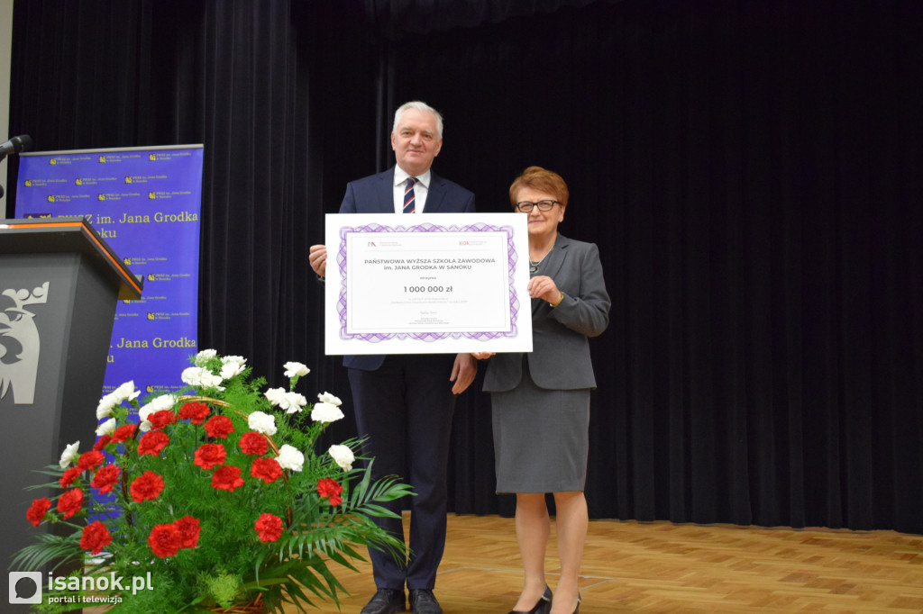 Wicepremier Gowin przywiózł milion złotych dla sanockiej PWSZ