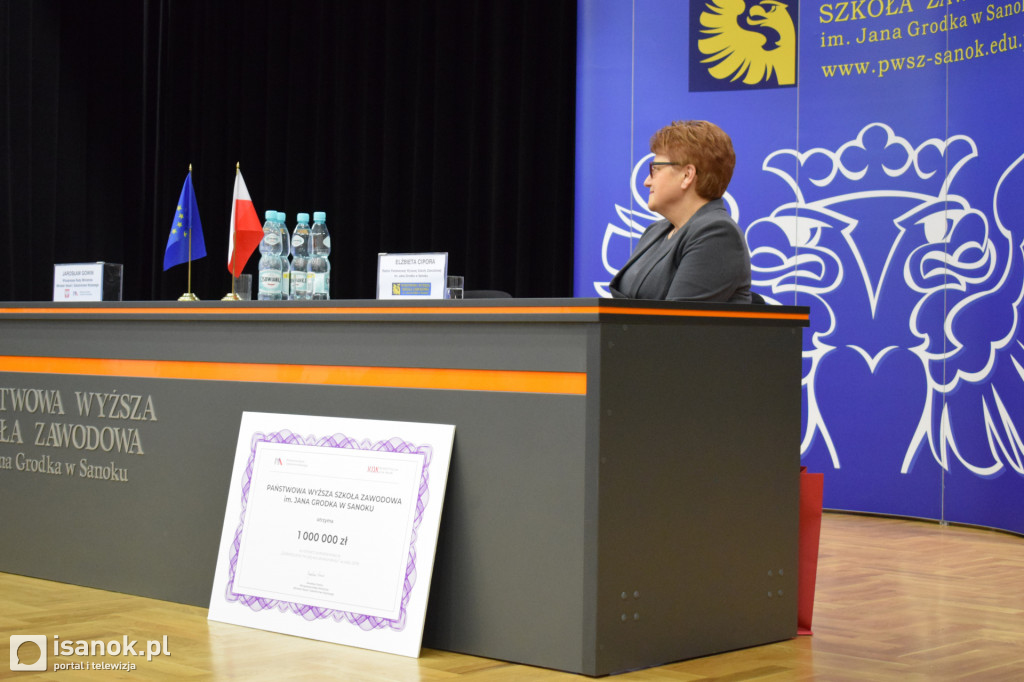 Wicepremier Gowin przywiózł milion złotych dla sanockiej PWSZ