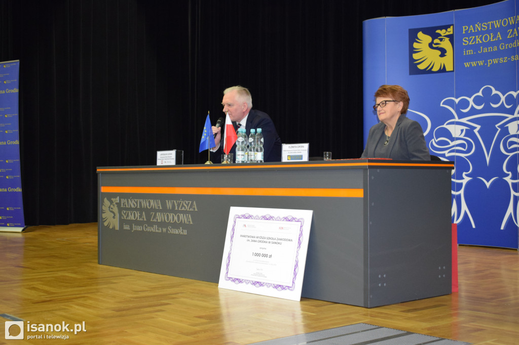 Wicepremier Gowin przywiózł milion złotych dla sanockiej PWSZ
