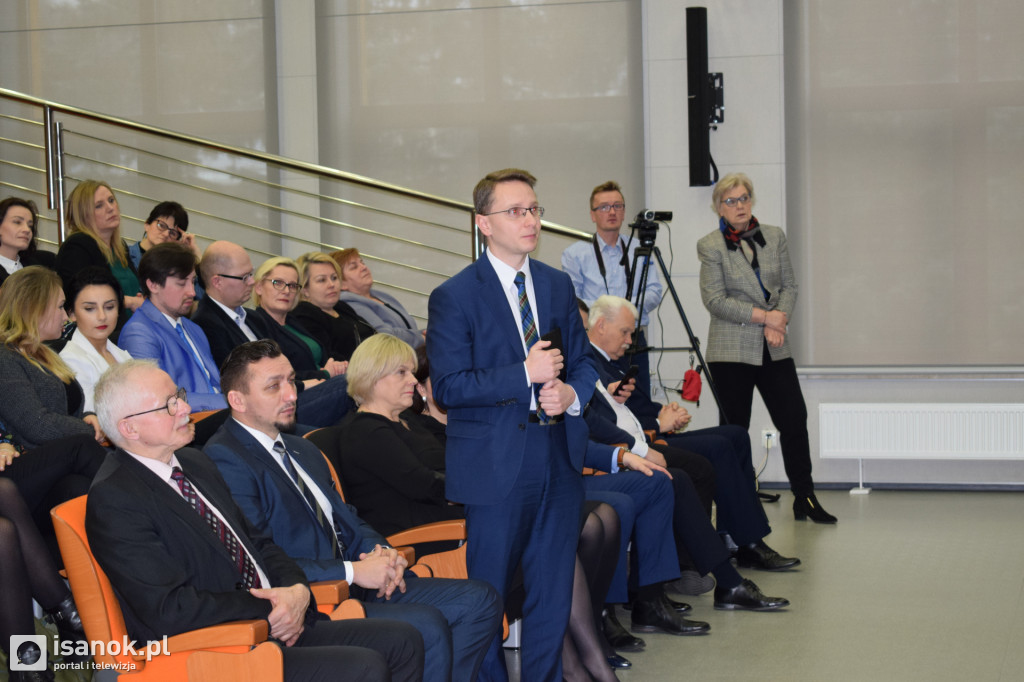 Wicepremier Gowin przywiózł milion złotych dla sanockiej PWSZ