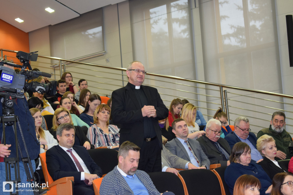 Wicepremier Gowin przywiózł milion złotych dla sanockiej PWSZ
