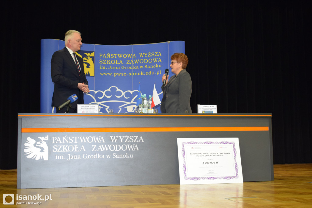 Wicepremier Gowin przywiózł milion złotych dla sanockiej PWSZ