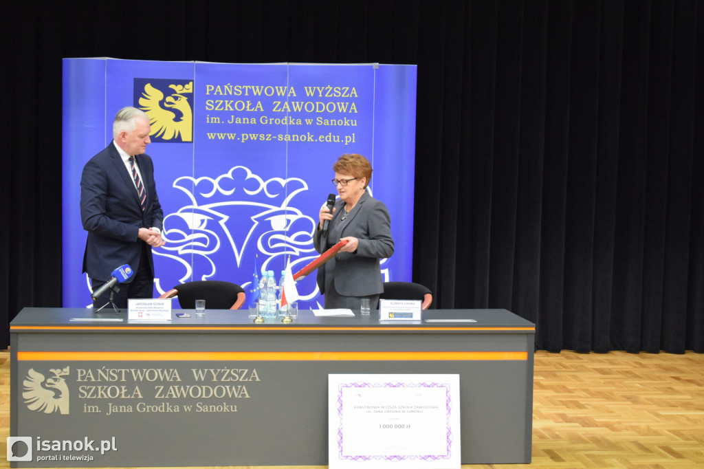 Wicepremier Gowin przywiózł milion złotych dla sanockiej PWSZ