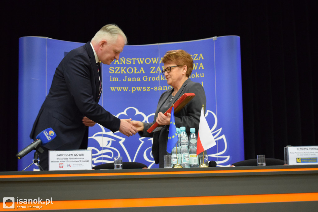Wicepremier Gowin przywiózł milion złotych dla sanockiej PWSZ