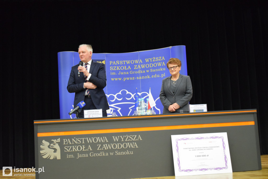 Wicepremier Gowin przywiózł milion złotych dla sanockiej PWSZ