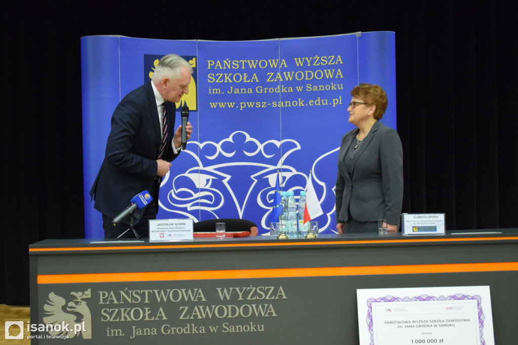 Wicepremier Gowin przywiózł milion złotych dla sanockiej PWSZ