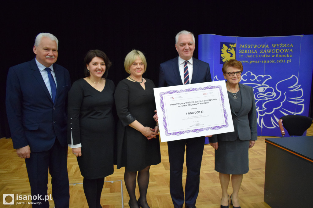 Wicepremier Gowin przywiózł milion złotych dla sanockiej PWSZ