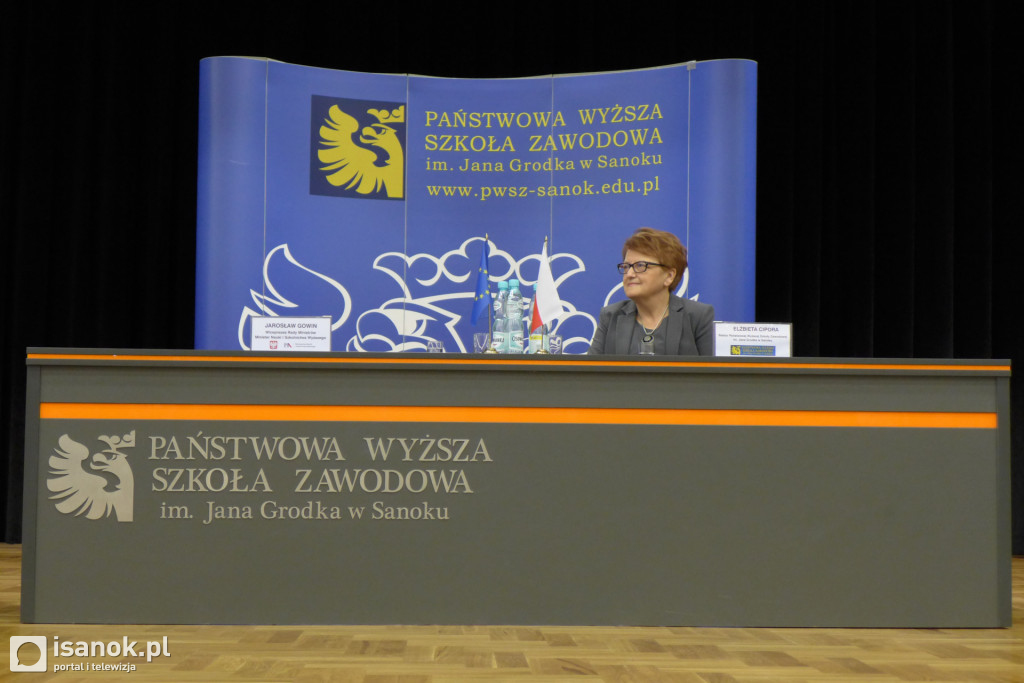 Wicepremier Gowin przywiózł milion złotych dla sanockiej PWSZ