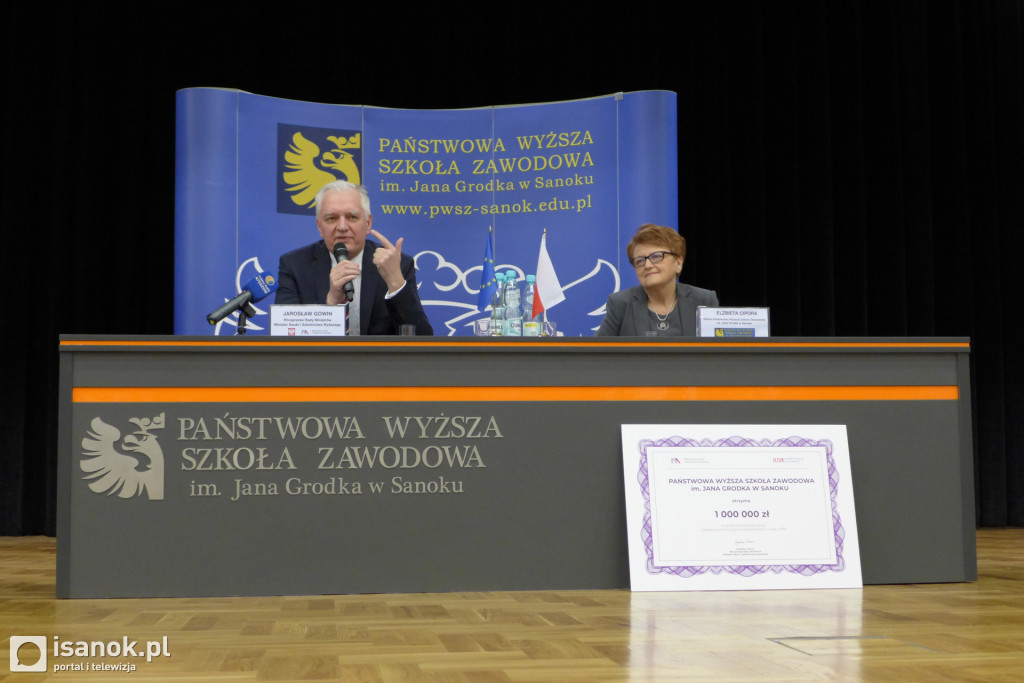 Wicepremier Gowin przywiózł milion złotych dla sanockiej PWSZ